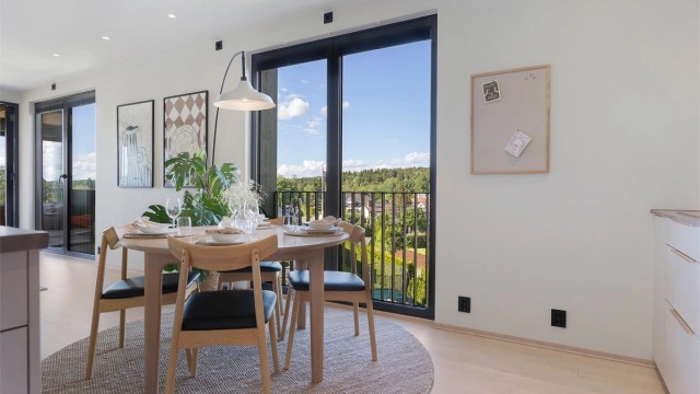 Spiseplass med utsyn gjennom store vindusflater med tre-lags glass.