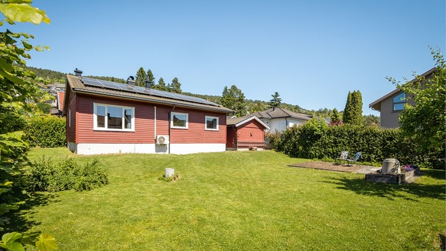 Her er det flotte plenarealer som gir rikelig med plass til lek, aktivitet og hyggelig uteopphold.