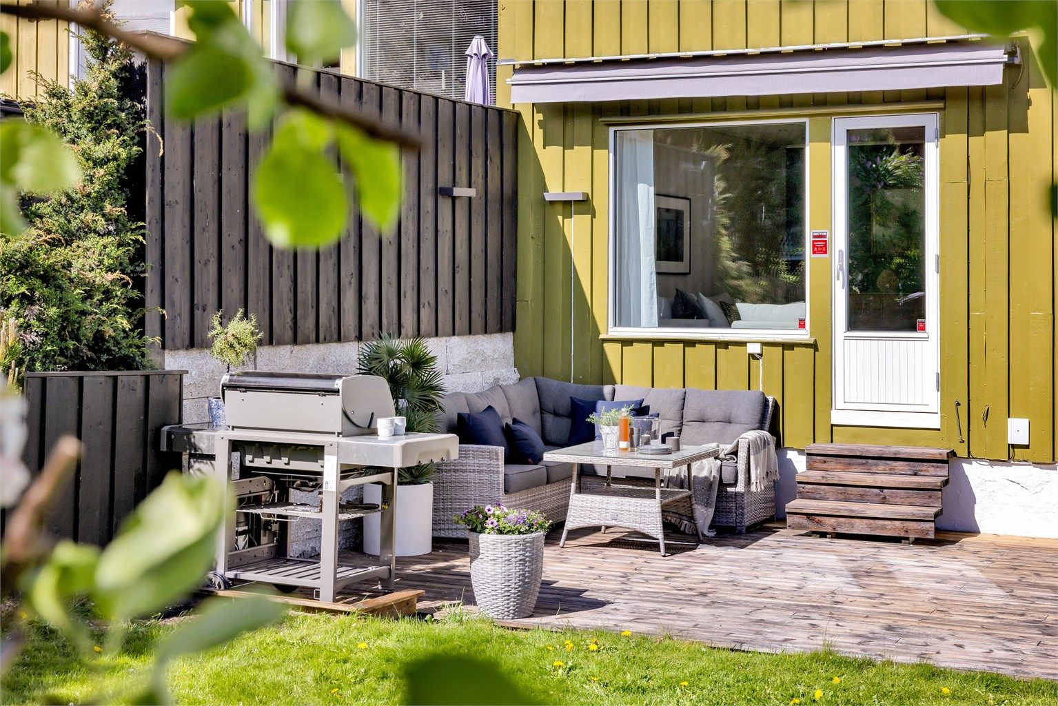 Både smart og praktisk platting - til plassering av utemøbler og grill ... 