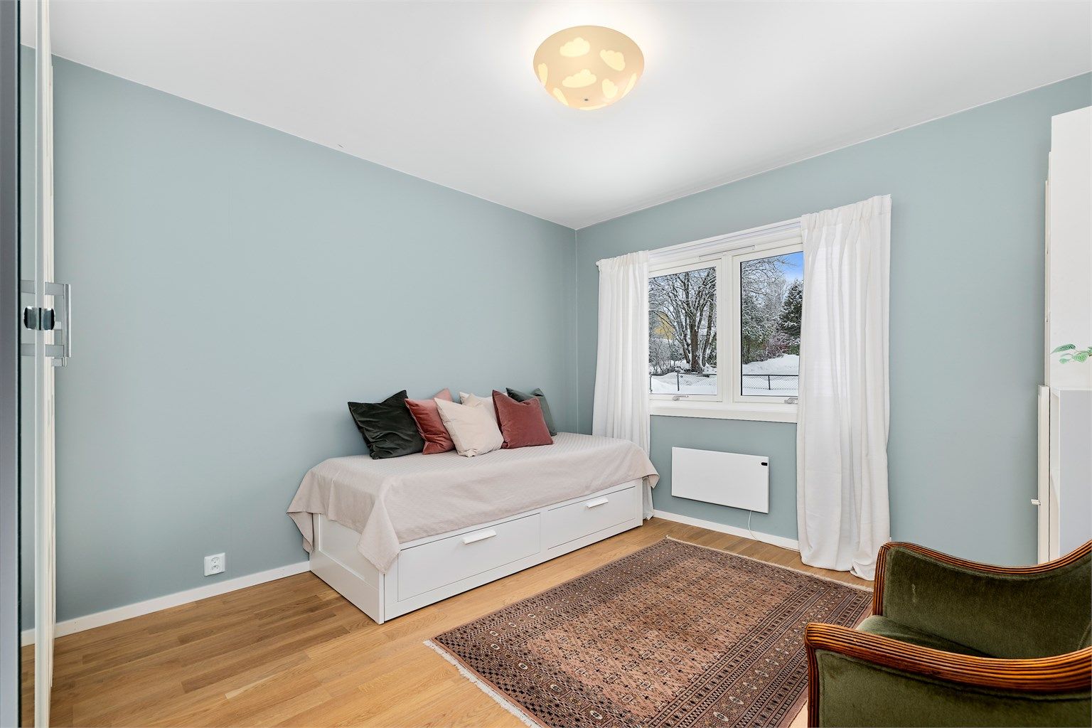 Her er det også god pass til dobbeltseng med tilhørende møblement.