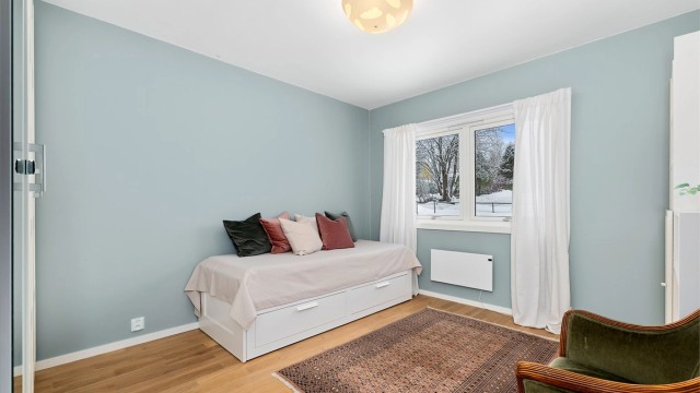 Her er det også god pass til dobbeltseng med tilhørende møblement.