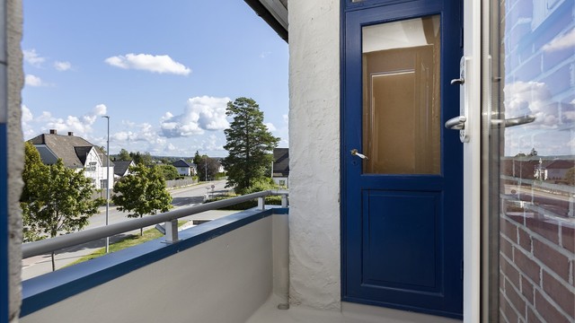 Leiligheten har også en praktisk luftebalkong med utgang fra den andre siden av stuen.