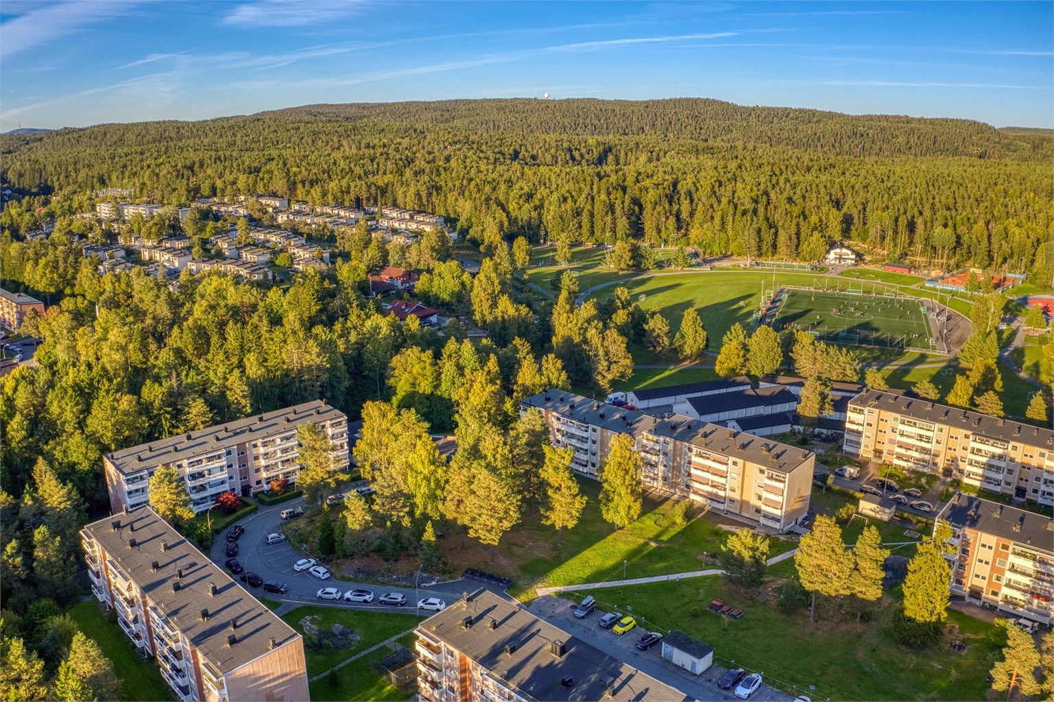 Drone over deler av populære Haraløkka borettlag. Legg merke til hvor luftige det er mellom blokkene!