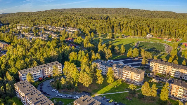 Drone over deler av populære Haraløkka borettlag. Legg merke til hvor luftige det er mellom blokkene!