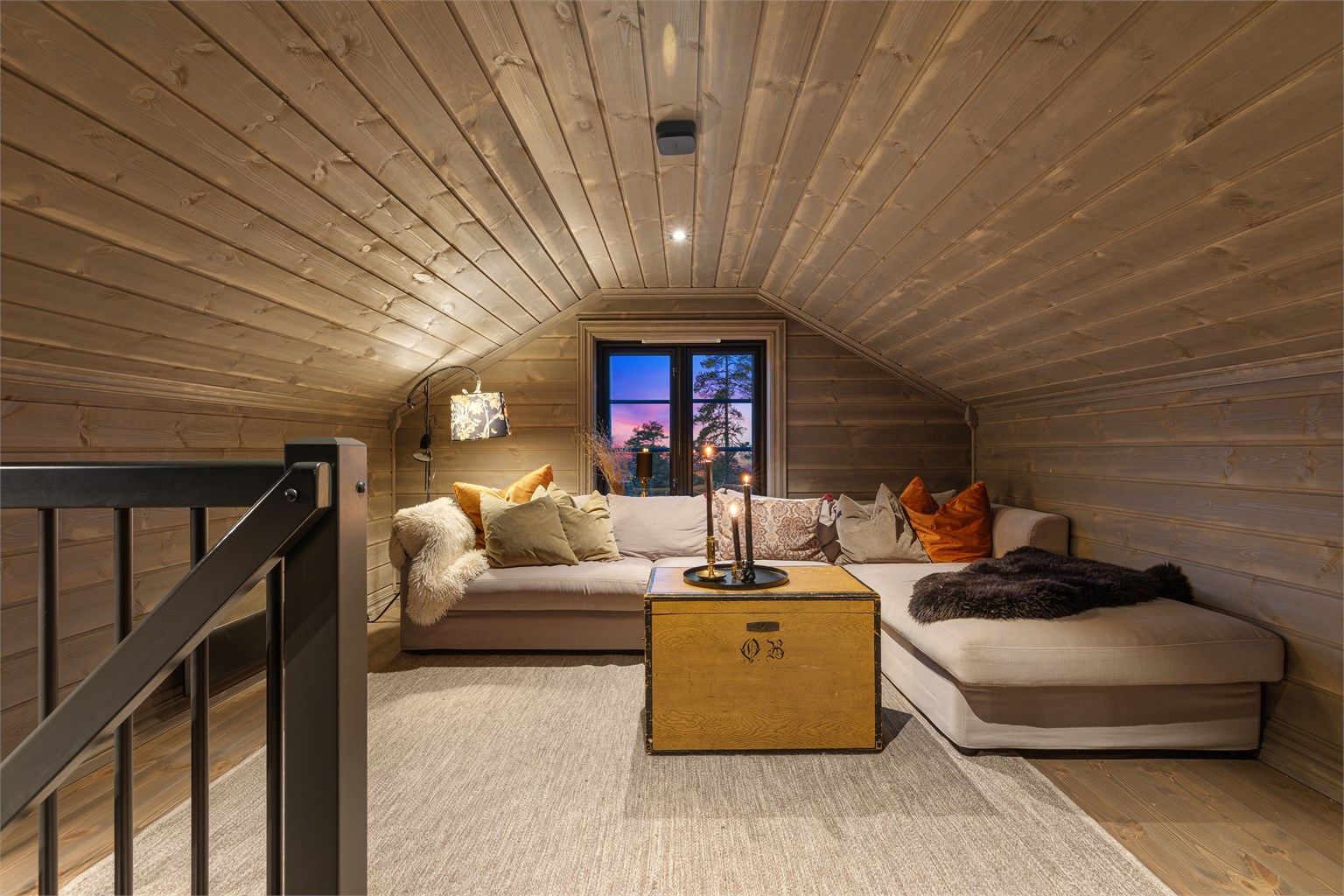 Koselig hems med plass til avslapning, hygge og brettspill.