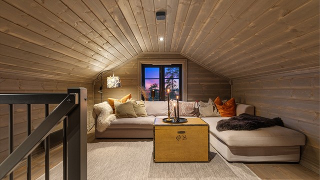 Koselig hems med plass til avslapning, hygge og brettspill.