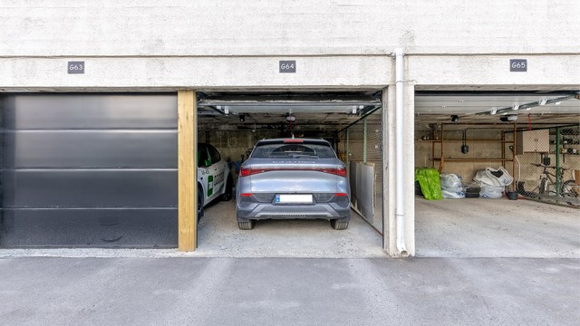 Leiligheten har eksklusiv bruksrett til garasjeplass nr 64 i felles garasjerekke.