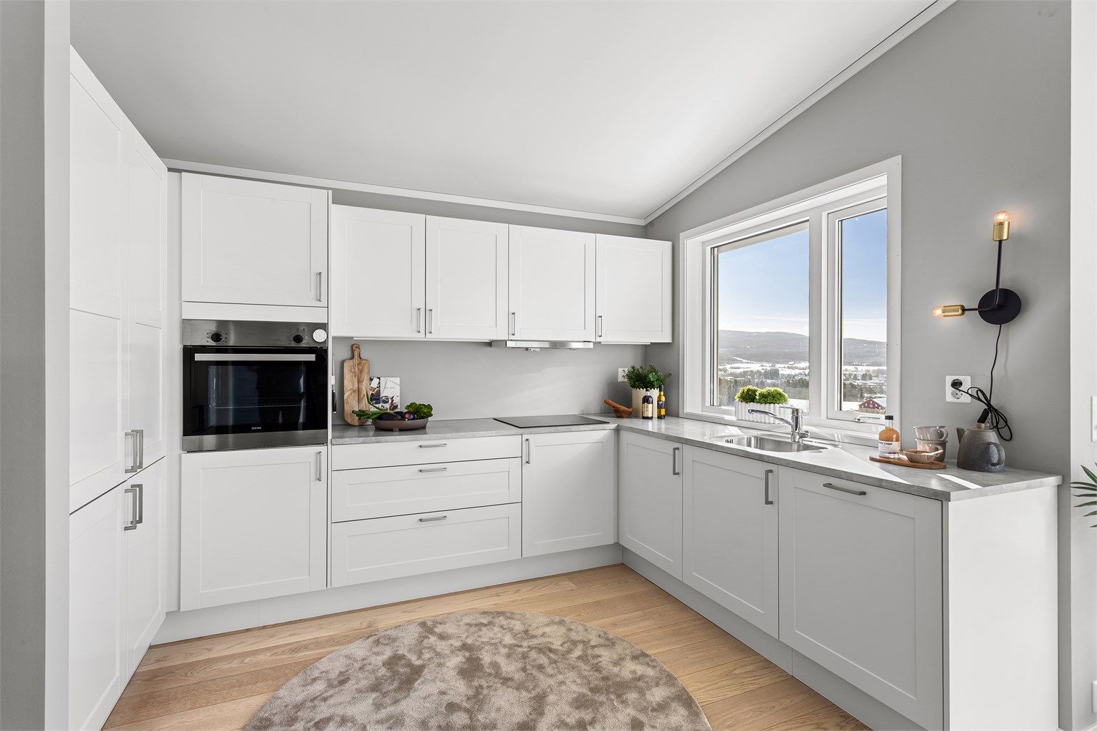 Sigdal kjøkken med profilert innredning. Benkeplate med laminert overflate og nedfelt kjøkkenvask