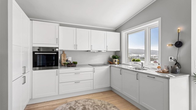 Sigdal kjøkken med profilert innredning. Benkeplate med laminert overflate og nedfelt kjøkkenvask