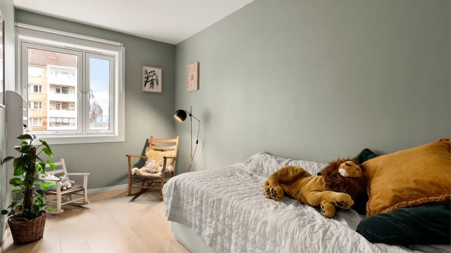 Det andre soverommet er av god størrelse, ideelt som barnerom, gjesterom eller kontor.