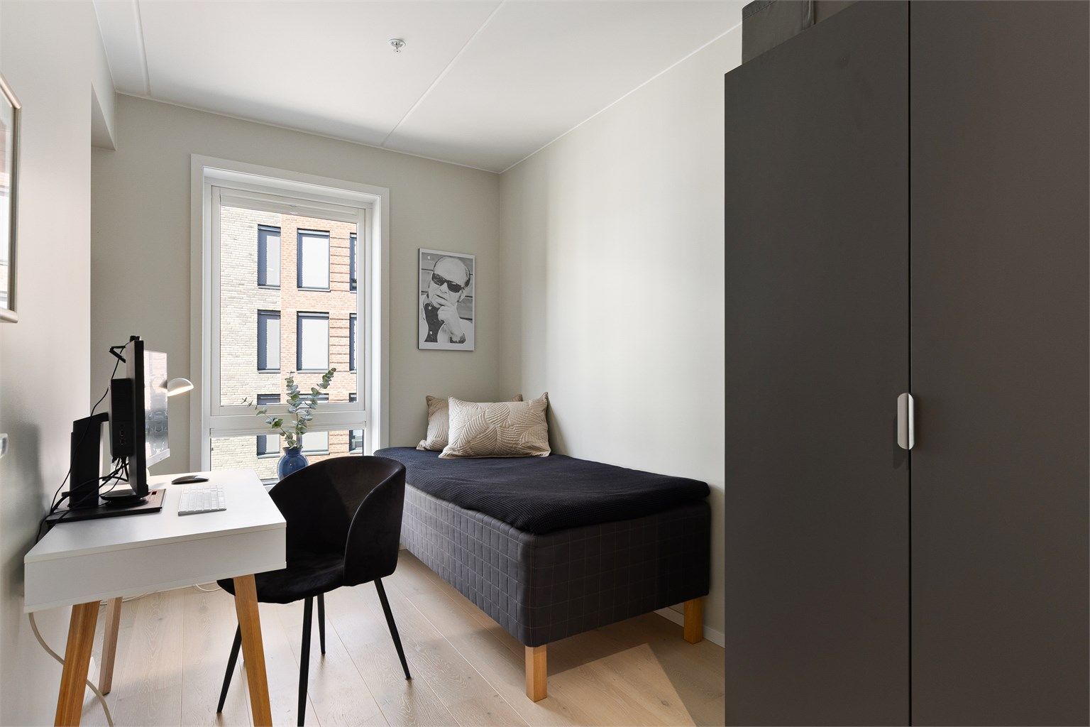 Soverom 3 er også et lyst og fleksibelt rom med plass til både seng og garderobe