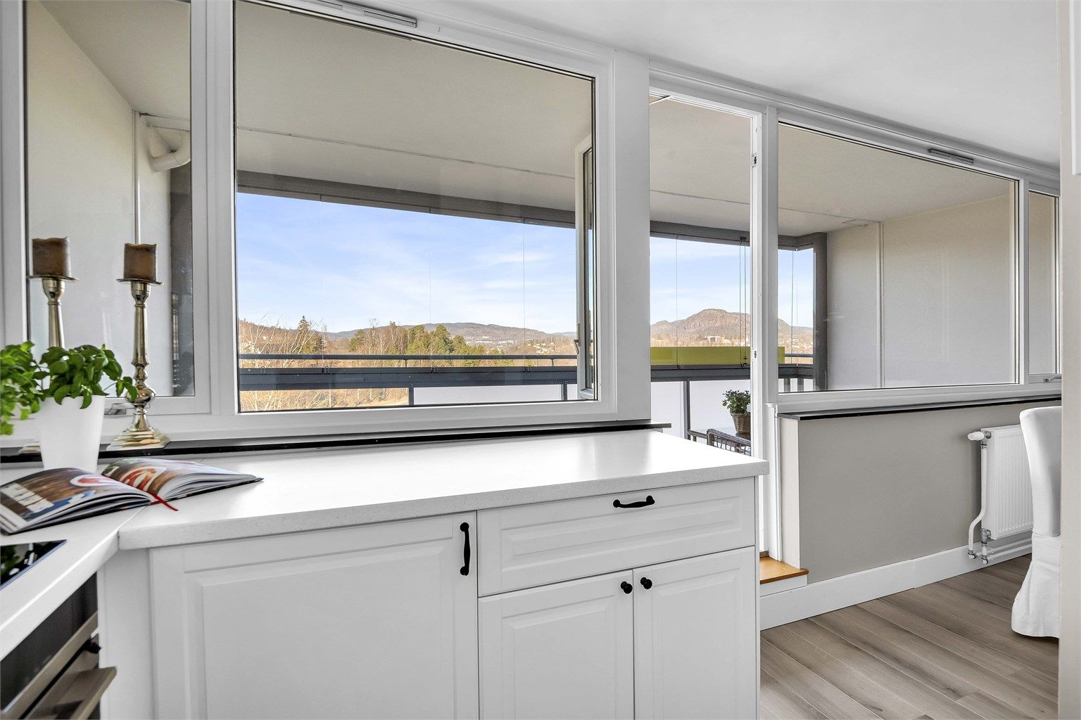 Rommet har store vindusflater som gir fint naturlig lys inn i stuen.