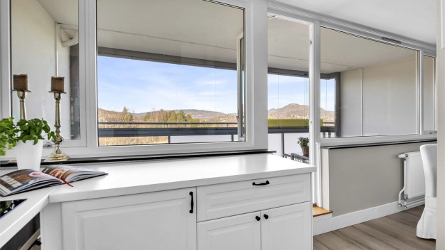 Rommet har store vindusflater som gir fint naturlig lys inn i stuen.