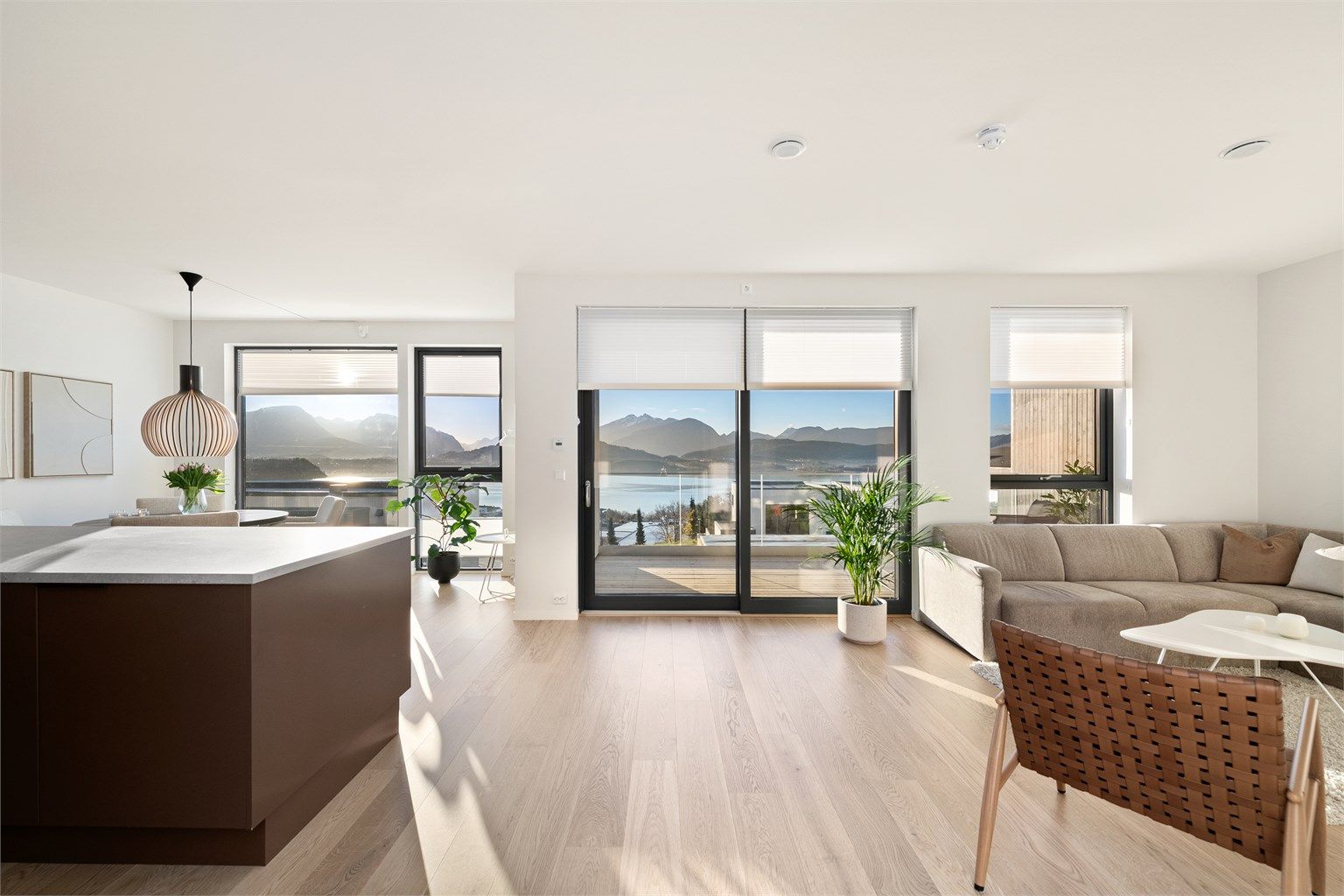 Lys og flott stue/kjøkken i åpen løsning. Det er mulighet for et 3.soverom i stuen