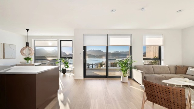 Lys og flott stue/kjøkken i åpen løsning. Det er mulighet for et 3.soverom i stuen