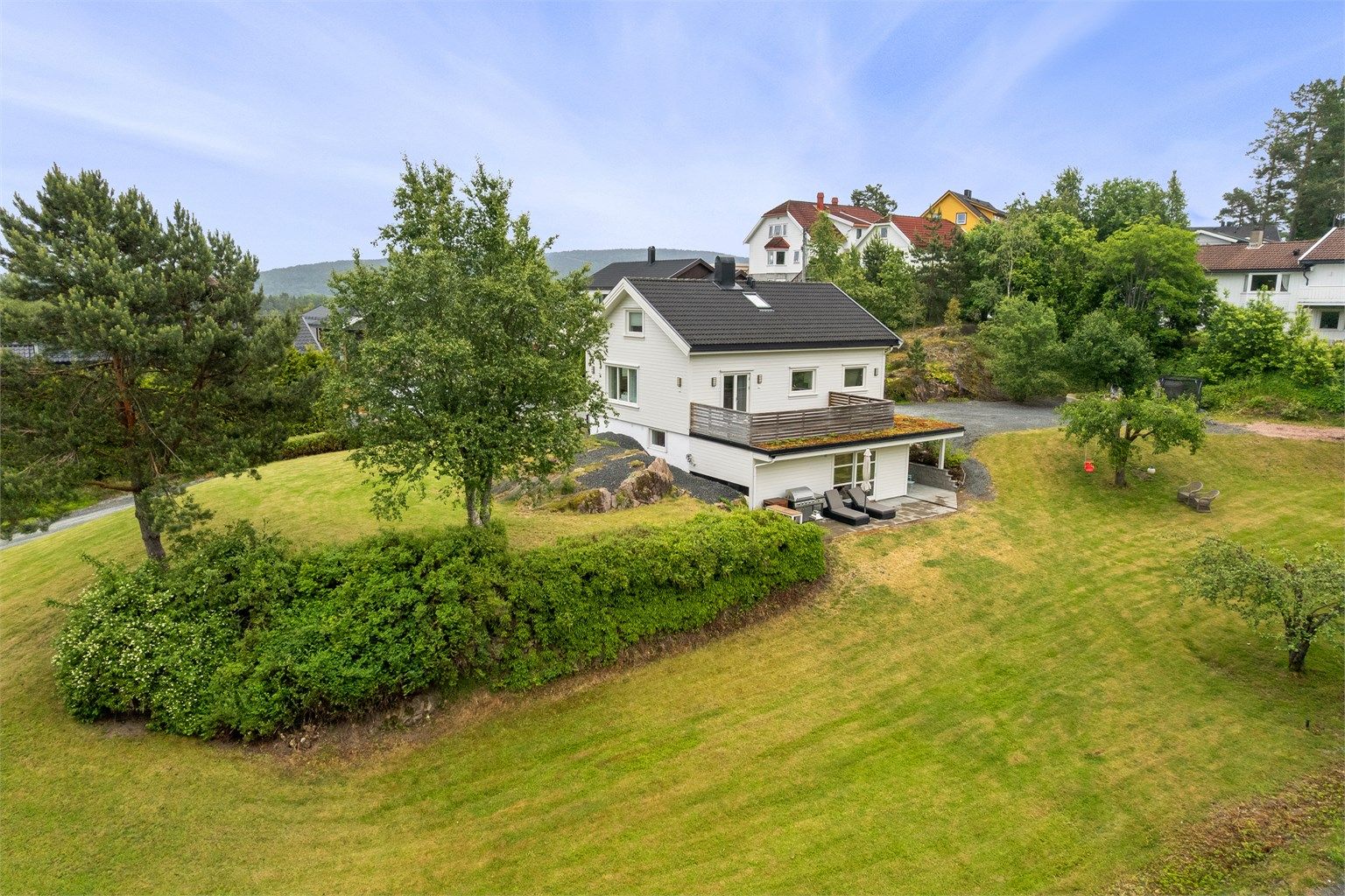 Eiendommens hage er på over 2 mål og er pent opparbeidet med plen og diverse beplantning