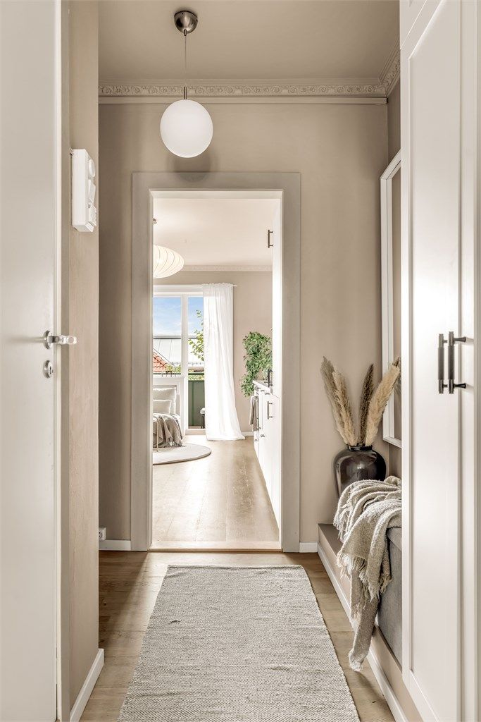  Entréen er romslig med god plass til oppbevaring i garderobe mm.