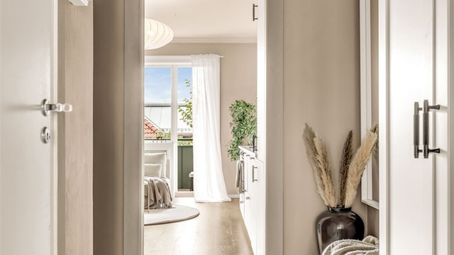 Entréen er romslig med god plass til oppbevaring i garderobe mm.
