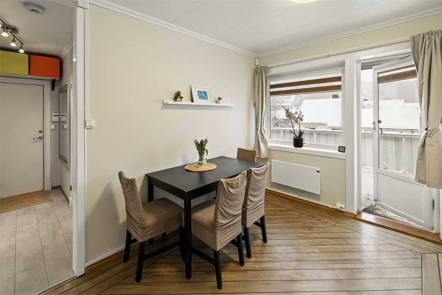 Fra kjøkken er det utgang til stor balkong.