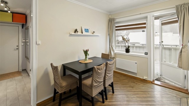 Fra kjøkken er det utgang til stor balkong.