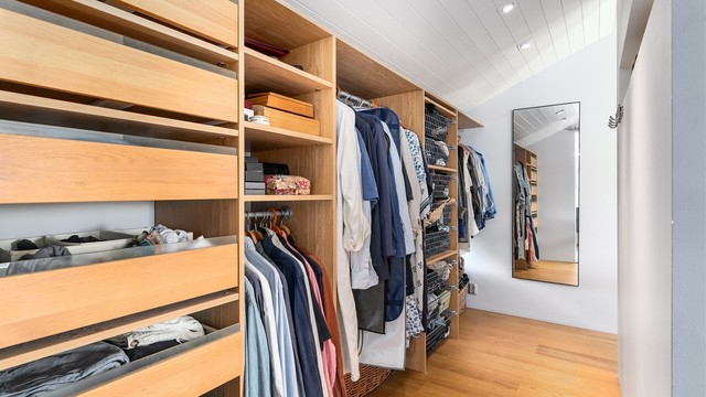 Hovedsoverommets garderobe/walk-in closet er tilgjengelig fra begge sider av dobbeltsengen.