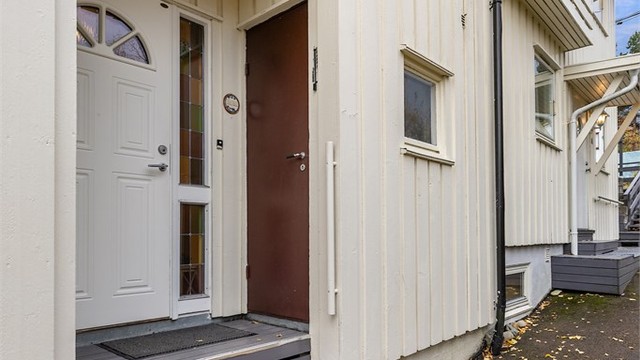 Velkommen inn til Likollen 58B. Legg merke til praktisk utebod rett ved inngangen