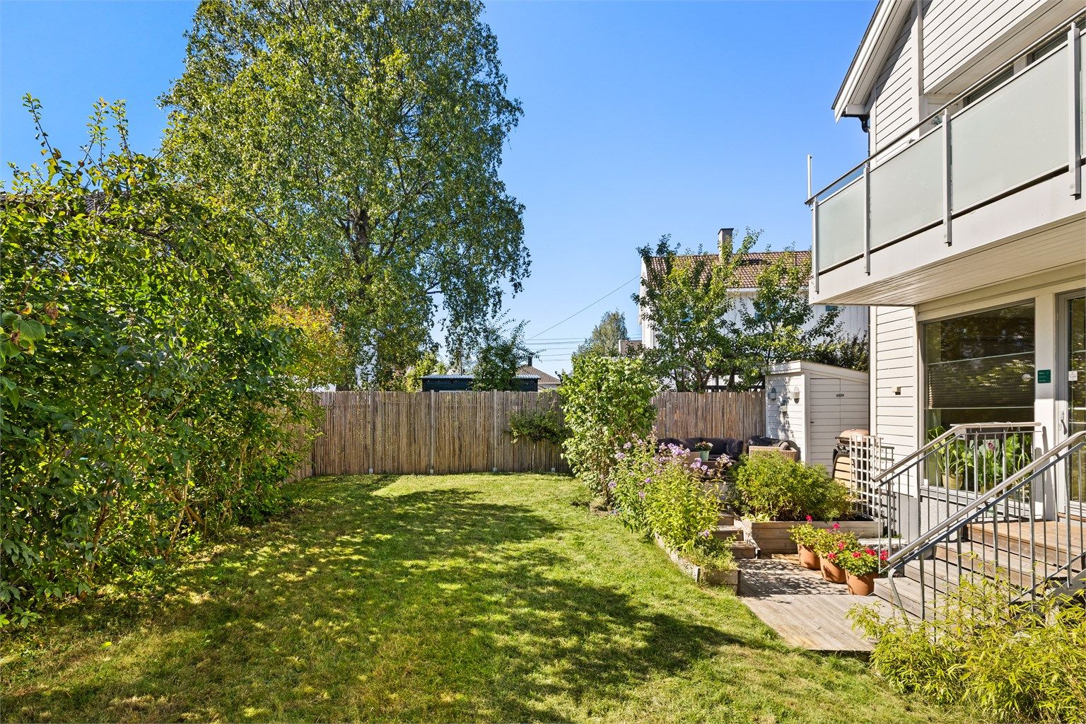 Hagen er pent opparbeidet med plenarealer og beplantning som skjermer for innsyn.