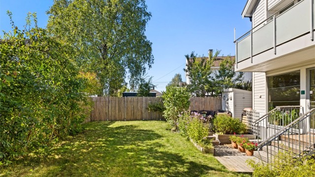 Hagen er pent opparbeidet med plenarealer og beplantning som skjermer for innsyn.