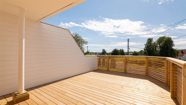 Terrasse på nær 20 kvm. er nyoppført i 2026 og solfylt store deler av dagen.