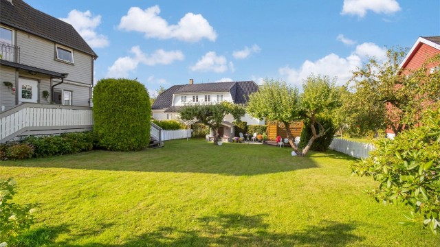 Stor og flat gressplen som innbyr til aktivitet for hele familien.