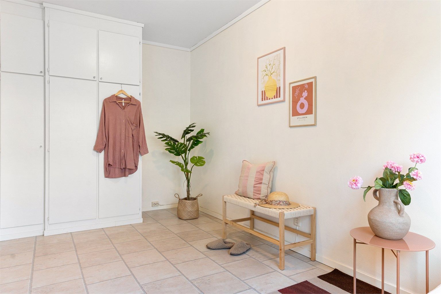 - Innredet med samme garderobeskap som på hovedsoverommet -