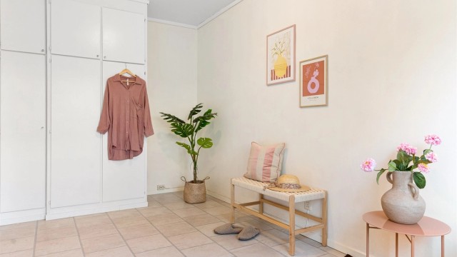 - Innredet med samme garderobeskap som på hovedsoverommet -