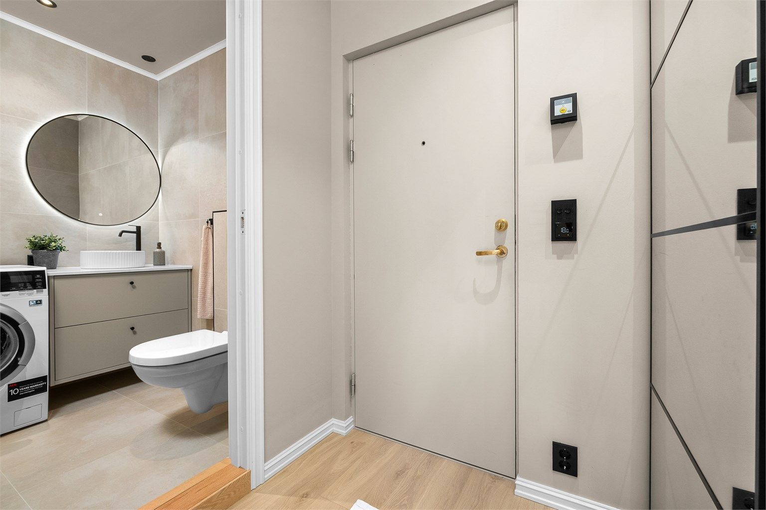 Praktisk inngangsparti med nærhet til badet og en planløsning som utnytter arealet på en god måte.