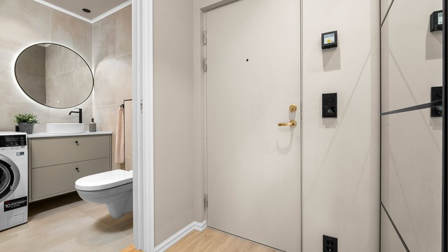 Praktisk inngangsparti med nærhet til badet og en planløsning som utnytter arealet på en god måte.
