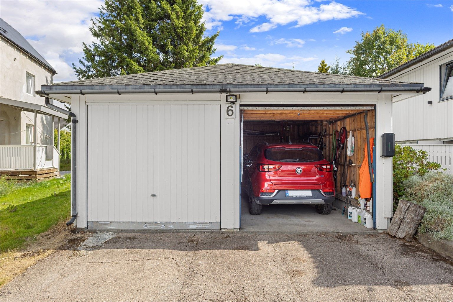 Dobbelgarasjen på 31 m² gir god plass til to biler, i tillegg til oppbevaring og lagring. Garasjen er også utstyrt med el-billader. 