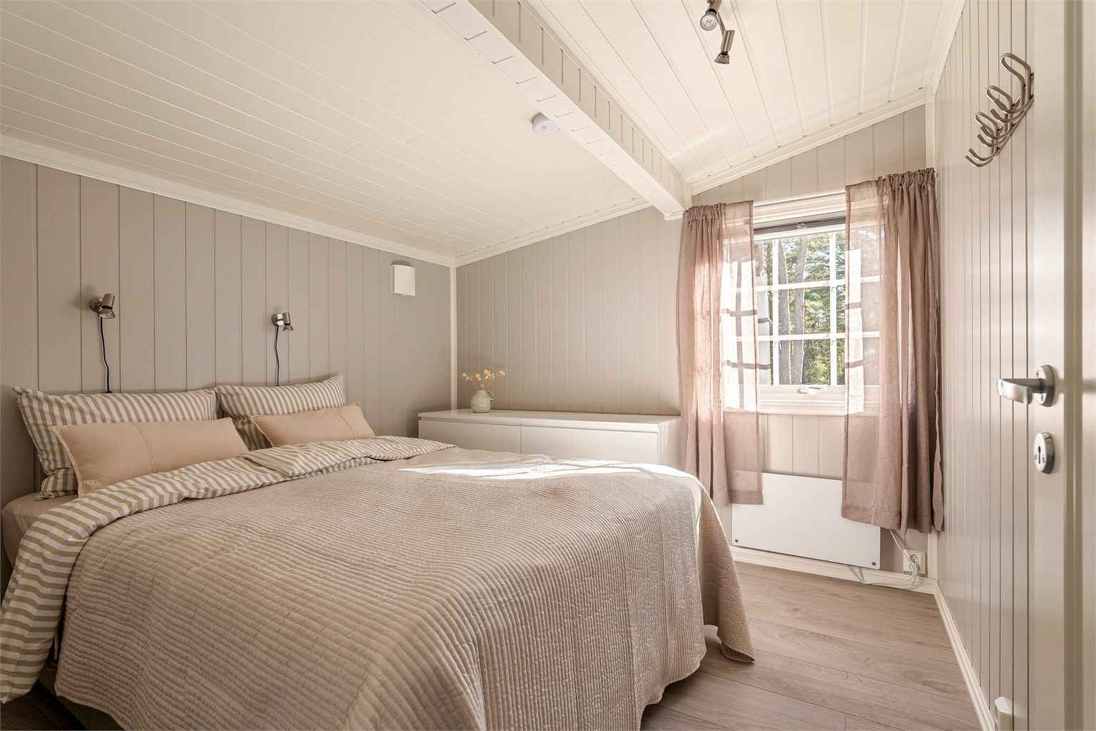 Tilbyggets to soverom er av tilnærmet identisk og god størrelse.