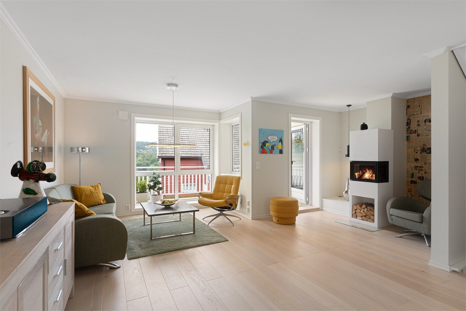 Lys og pen stue med god plass til sofagruppe - Utgang til solrikt beliggende terrasse - Peis er godt å ha på kalde vinterdager 