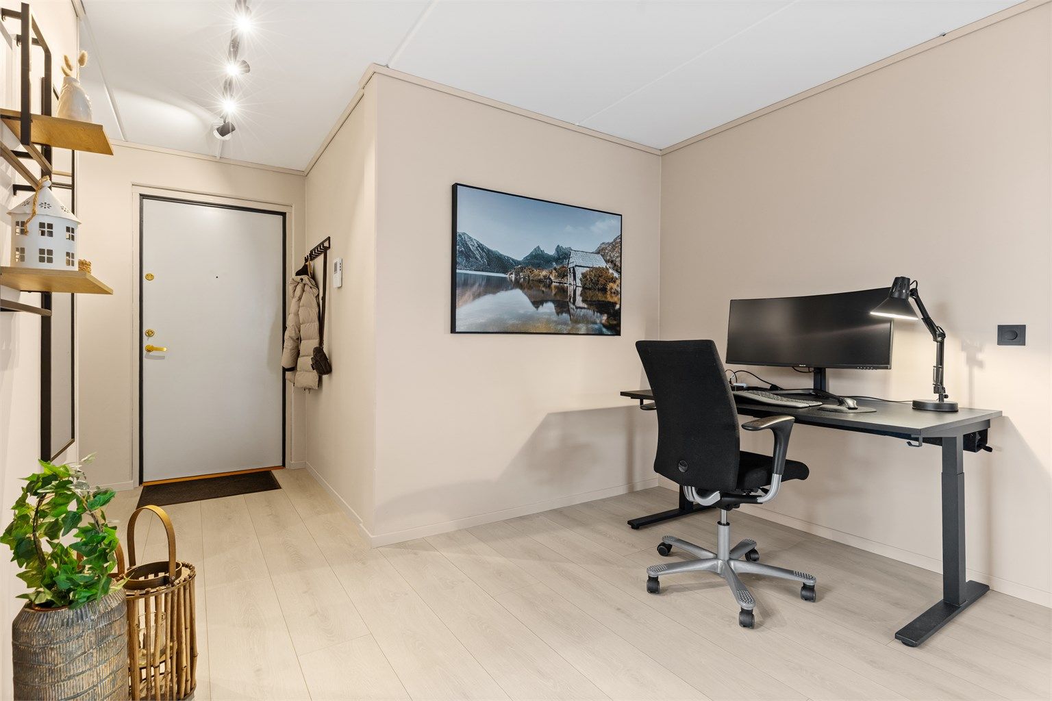 Skiftet laminatgulv og plateslått vegger i 2023.