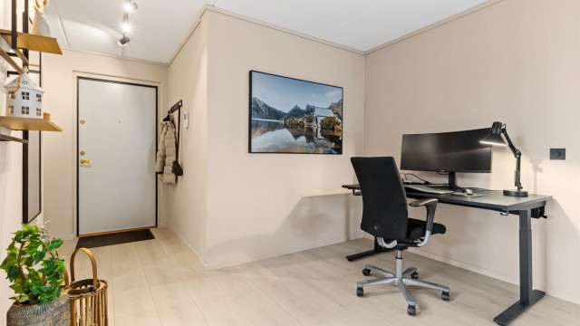 Skiftet laminatgulv og plateslått vegger i 2023.