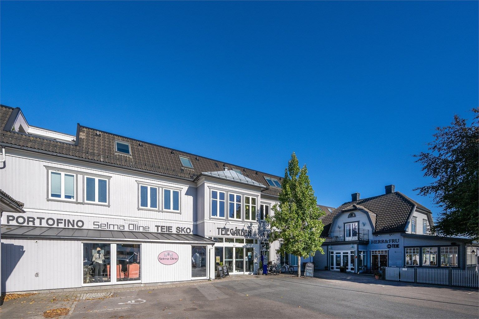 Teie Torv ligger like i nærheten med et variert utvalg av butikker, spisesteder og servicetilbud.