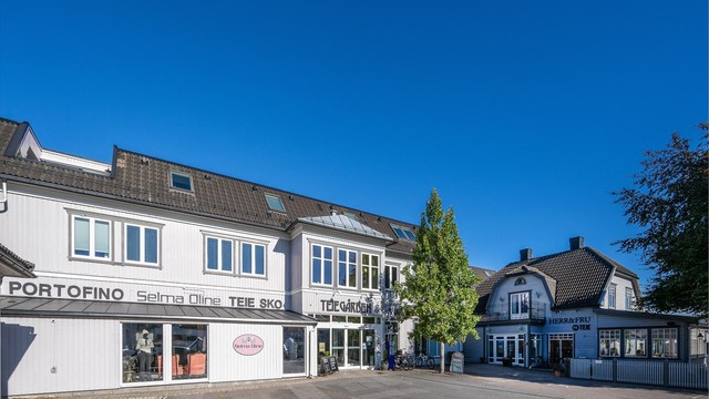 Teie Torv ligger like i nærheten med et variert utvalg av butikker, spisesteder og servicetilbud.