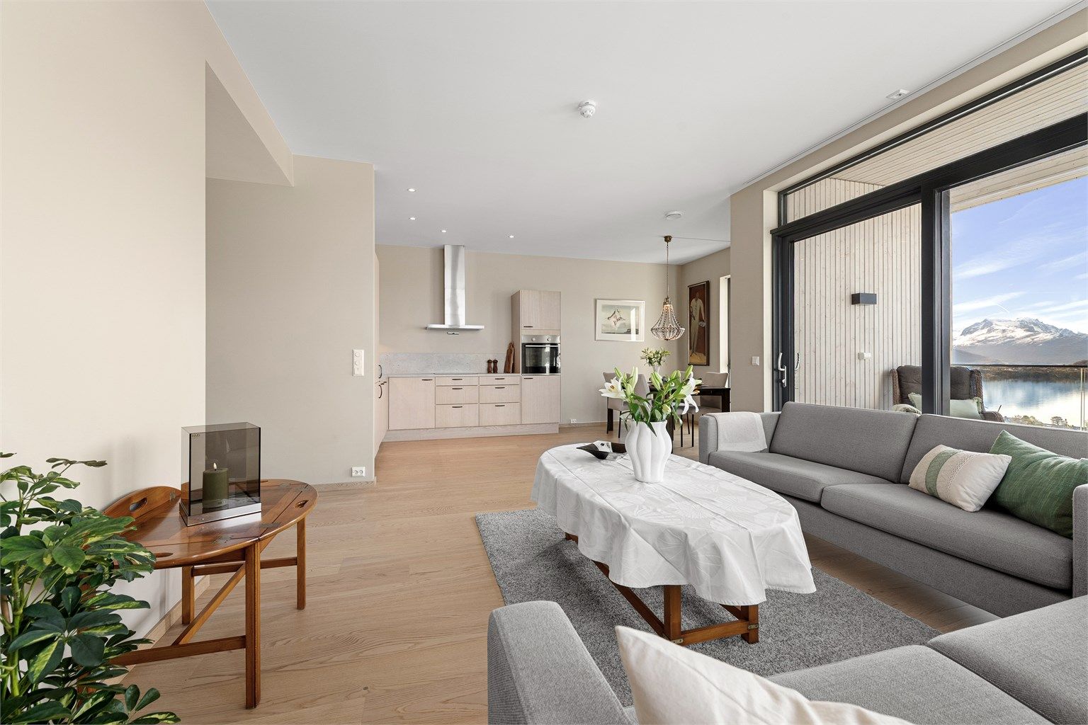 En sosial og åpen planløsning binder stuen og kjøkkenet sammen til en romslig og funksjonell sone