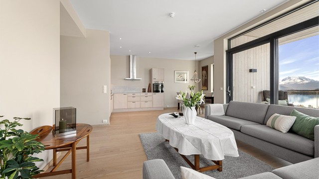 En sosial og åpen planløsning binder stuen og kjøkkenet sammen til en romslig og funksjonell sone