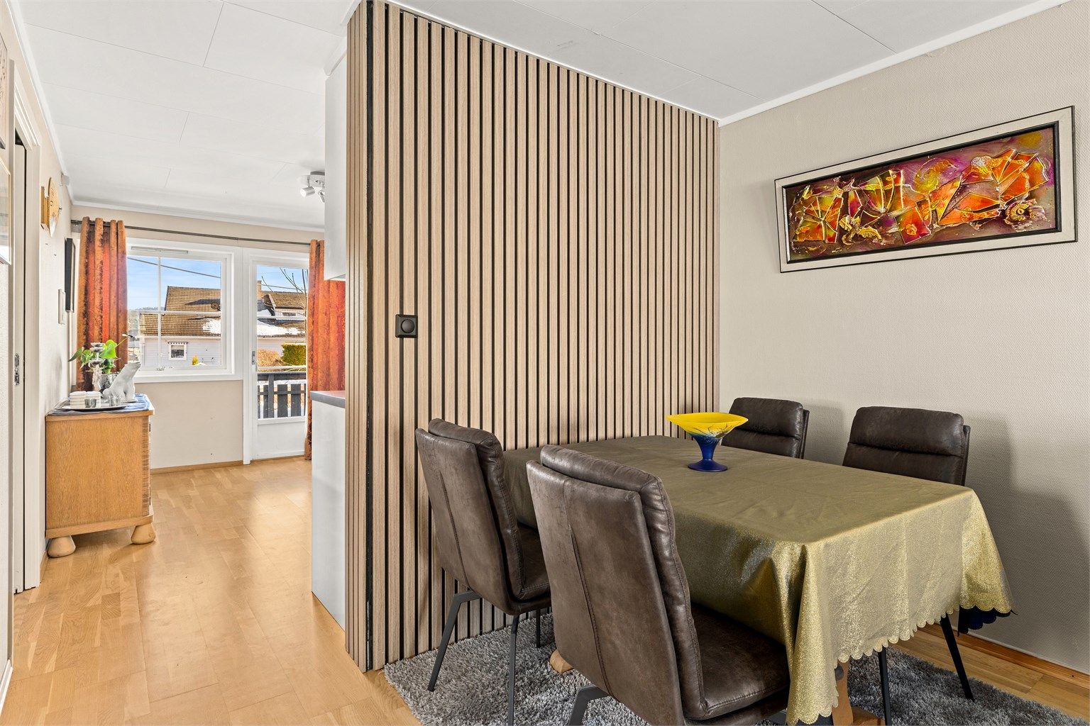 Spiseplassen er naturlig adskilt av veggen mot kjøkkenet.