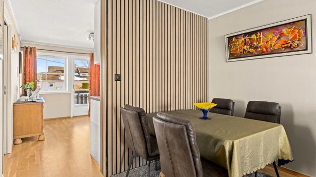 Spiseplassen er naturlig adskilt av veggen mot kjøkkenet.