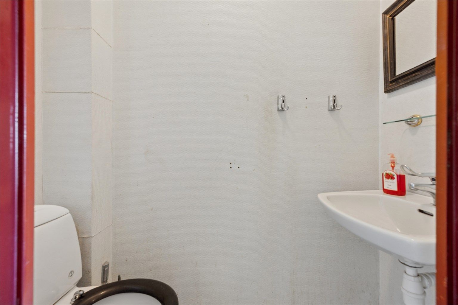 Leiligheten har et separat toalettrom, en praktisk løsning som avlaster hovedbadet.