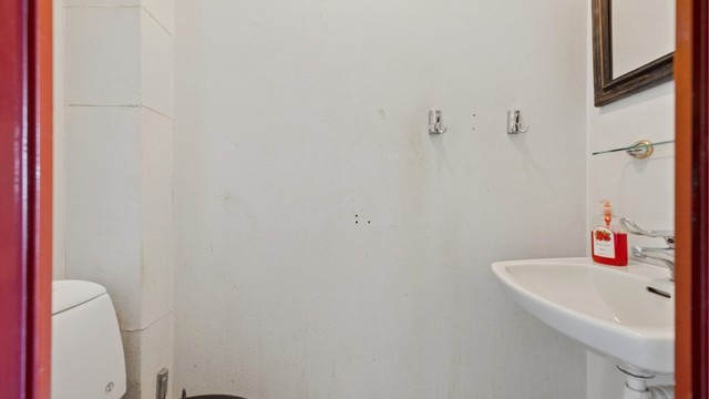 Leiligheten har et separat toalettrom, en praktisk løsning som avlaster hovedbadet.