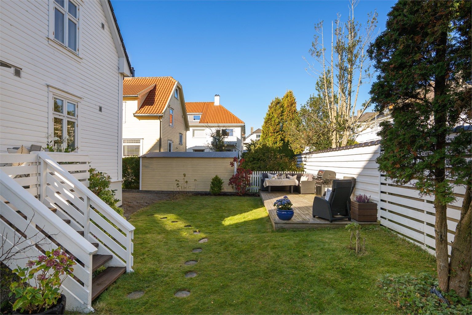 Pent opparbeidet felles hage med gressplen, beplantning og flere sitteplasser. Hagen har gode solforhold i sommerhalvåret.


