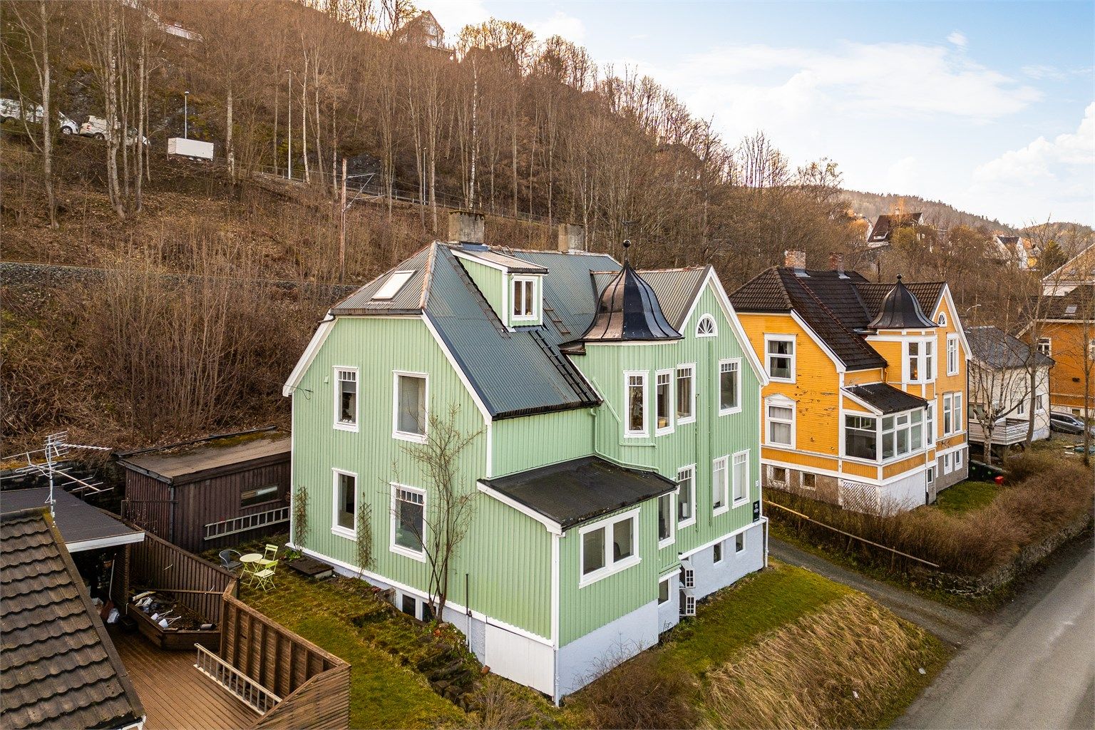 I dag er boligen leid ut i sin helhet fordelt på tre boenheter og en hybel, og har leieinntekter på ca. kr 70.000,- per måned.