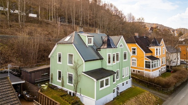 I dag er boligen leid ut i sin helhet fordelt på tre boenheter og en hybel, og har leieinntekter på ca. kr 70.000,- per måned.